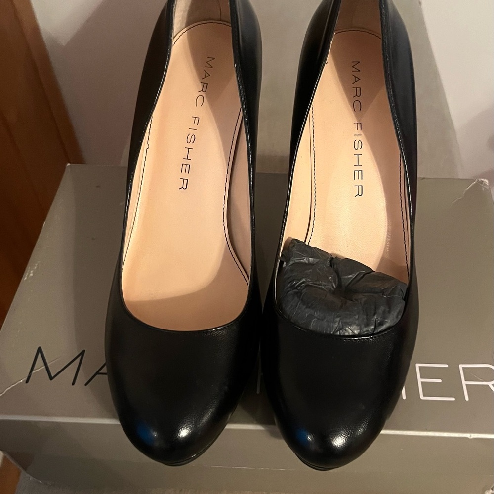 Black pumps by Marc Fisher